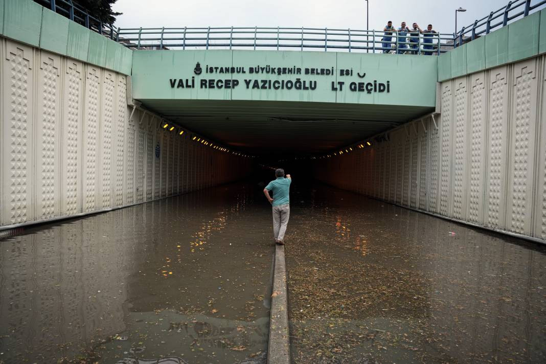 İstanbul'da sağanak hayatı felç etti! Araçlar sular altında kaldı - Resim: 41